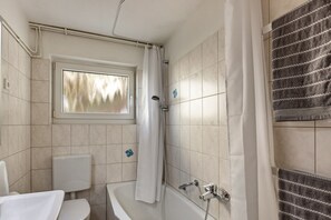 Badewanne, kostenlose Toilettenartikel, Haartrockner, Handtücher