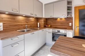 Kjøleskap, ovn, kokeplater og oppvaskmaskin