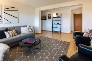 TV - Apartment 'Fewo Stempel' with Private Terrace, Private Garden and Wi-Fi (Küssaberg)