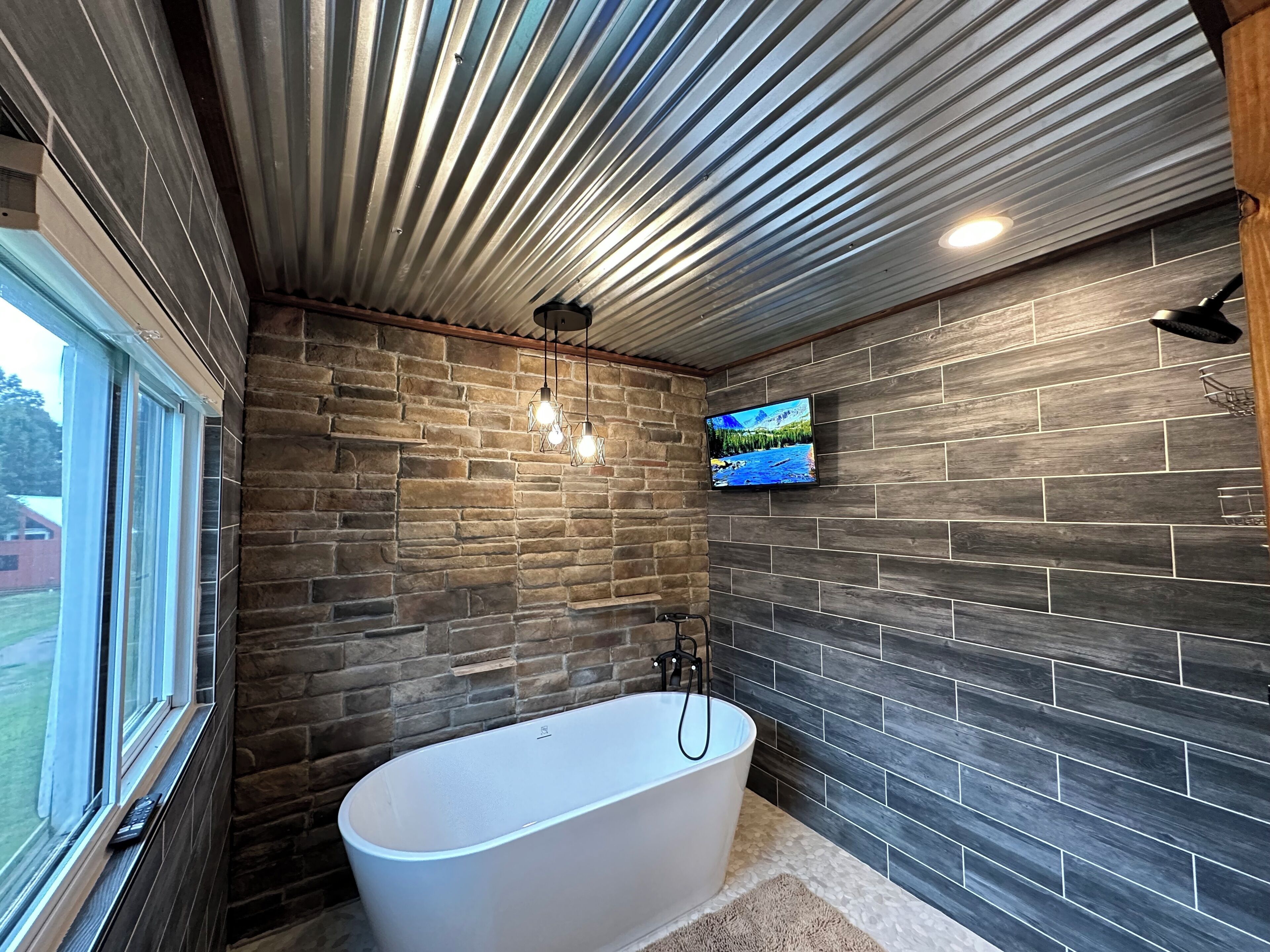 Een douche, handdoeken, zeep, shampoo