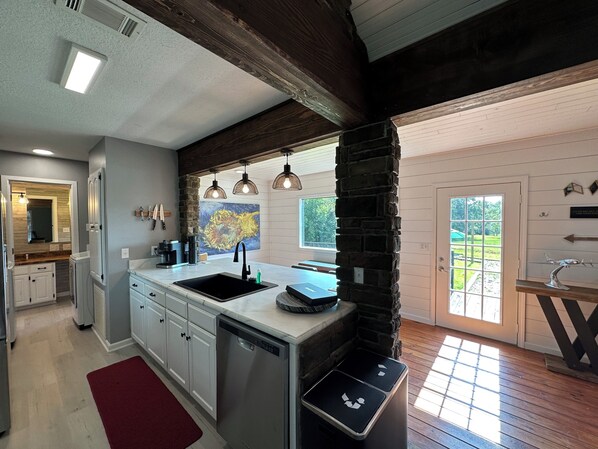 Fridge, oven, stovetop, dishwasher