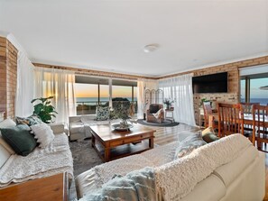 Smart-TV, DVD-spiller, bøker og kontorer