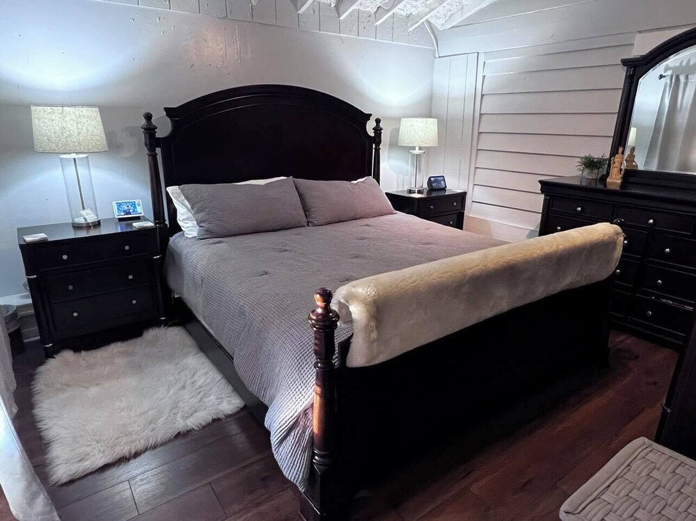 Loft in the Heart of Downtown Steps Away from Restaurants, Bars & the