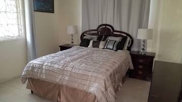 2 makuuhuonetta, silitysrauta/-lauta, ilmainen Wi-Fi, vuodevaatteet