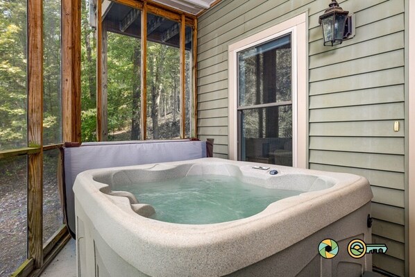 Indoor spa tub - Moonshine Mountain | Hot tub & fire pit | Bryce Resort (Basye)