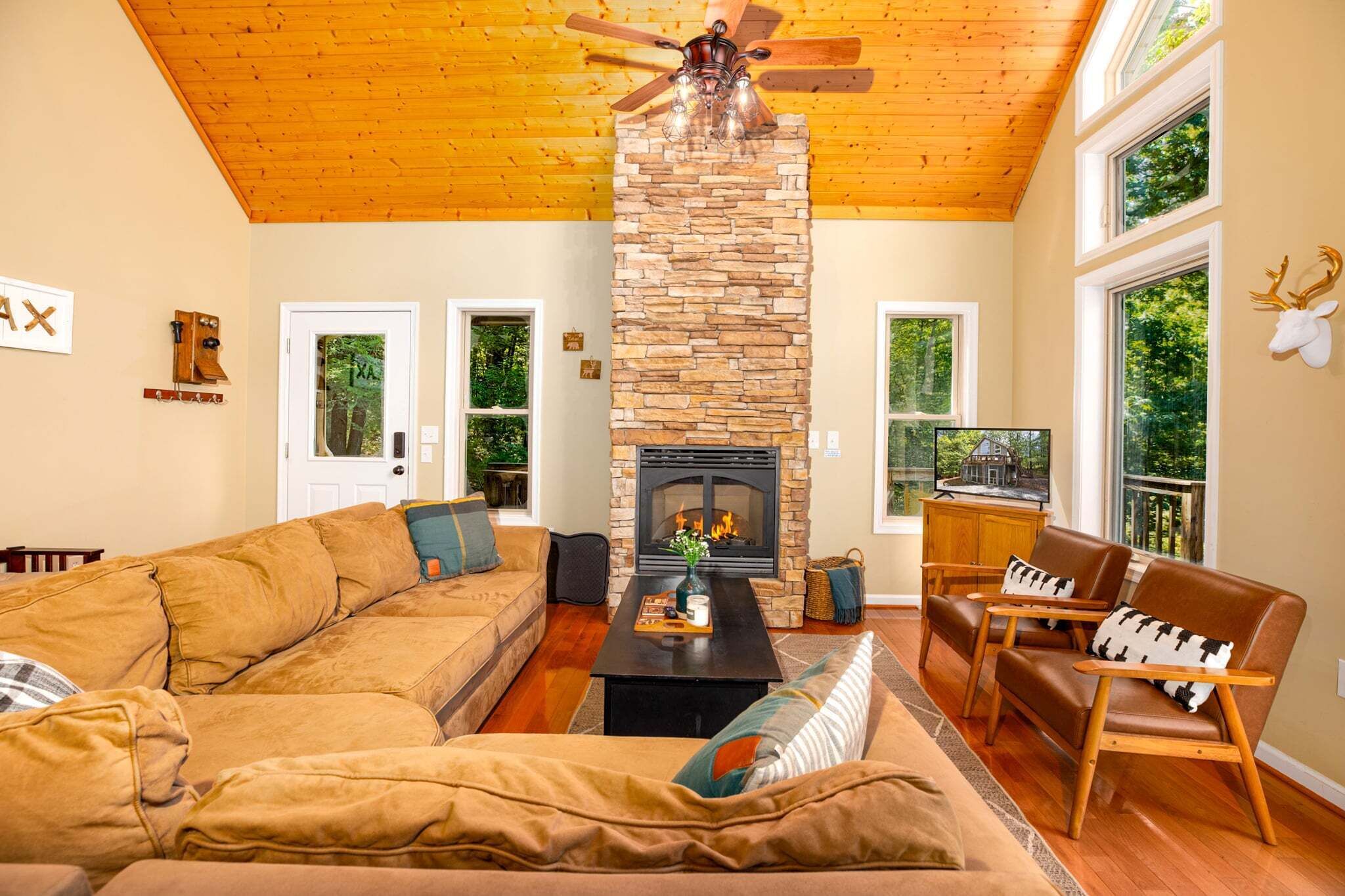 Moonshine Mountain | Hot Tub & Fire Pit | Bryce Resort - Virginia