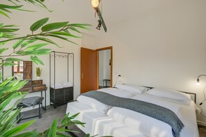 3 bedrooms, free WiFi, bed sheets - Appartamento Silvia, Riva del Garda, Italy (Riva del Garda)