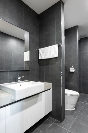 Deluxe Villa | Bathroom | Hair dryer, towels, shampoo, toilet paper - Caserio Resort (Gapyeong)