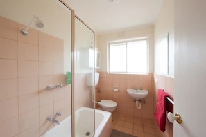 Serviettes fournies, savon, papier toilette