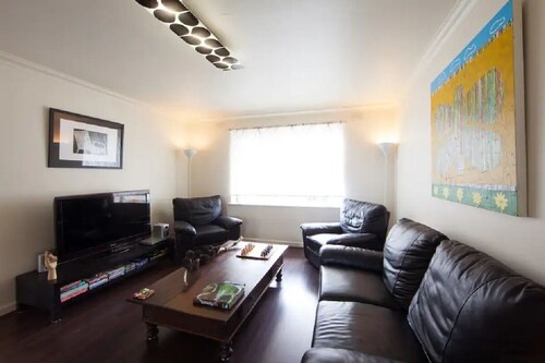 2br, Safe, Locked Parking & Close to Transport