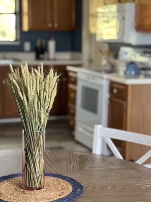 Fridge, microwave, oven, stovetop - Charming and modern pet friendly home in a quiet neighborhood (Sevierville)