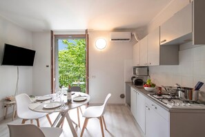 Fridge, microwave, stovetop, coffee/tea maker - Porto Letizia Mozart 6, Porlezza, Italy (Porlezza)