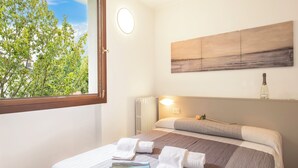 1 bedroom, iron/ironing board, WiFi (free), bed sheets - Porto Letizia Mozart 6, Porlezza, Italy (Porlezza)