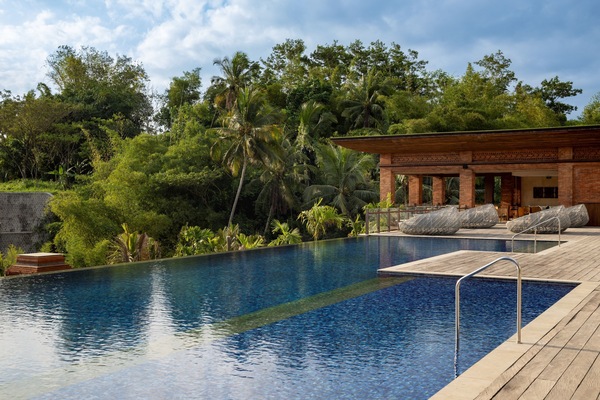 Outdoor pool, pool umbrellas, sun loungers
