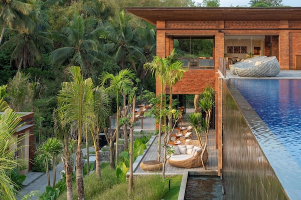 Sudah termasuk sarapan prasmanan setiap hari