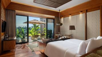 1 kamar tidur, minibar, brankas, dan meja kerja