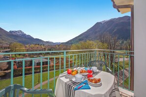 Outdoor dining - Porto Letizia T15, Porlezza, Italy (Porlezza)