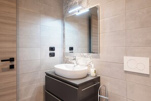 Shower, towels - Porto Letizia S16, Porlezza, Italy (Porlezza)