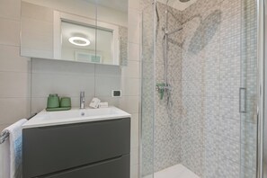 Bathtub, towels