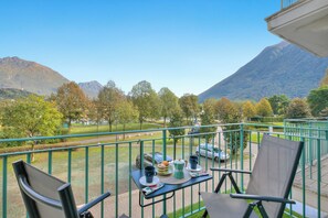 Outdoor dining - Porto Letizia P5, Porlezza, Italy (Porlezza)