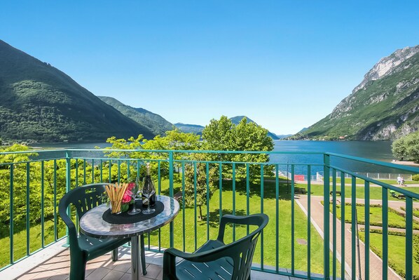 Outdoor dining - Porto Letizia S14 B1, Porlezza, Italy (Porlezza)