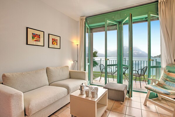 TV, DVD player - Porto Letizia S11 B1, Porlezza, Italy (Porlezza)