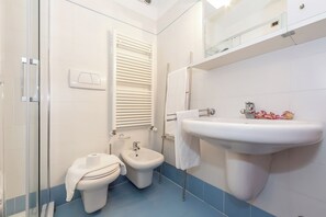 Shower, bidet, towels