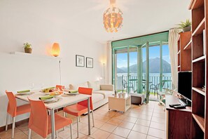 TV, DVD player - Porto Letizia S11 B1, Porlezza, Italy (Porlezza)