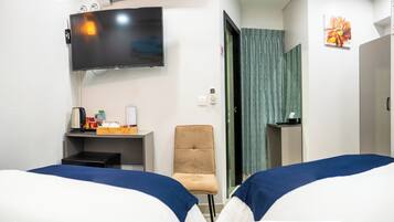 1 habitación, caja de seguridad en la habitación y escritorio