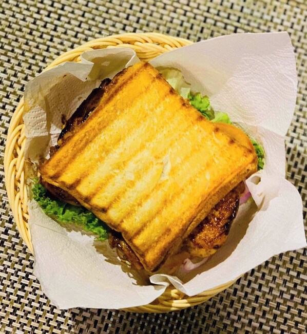 Un sándwich en una cesta con forro de papel.