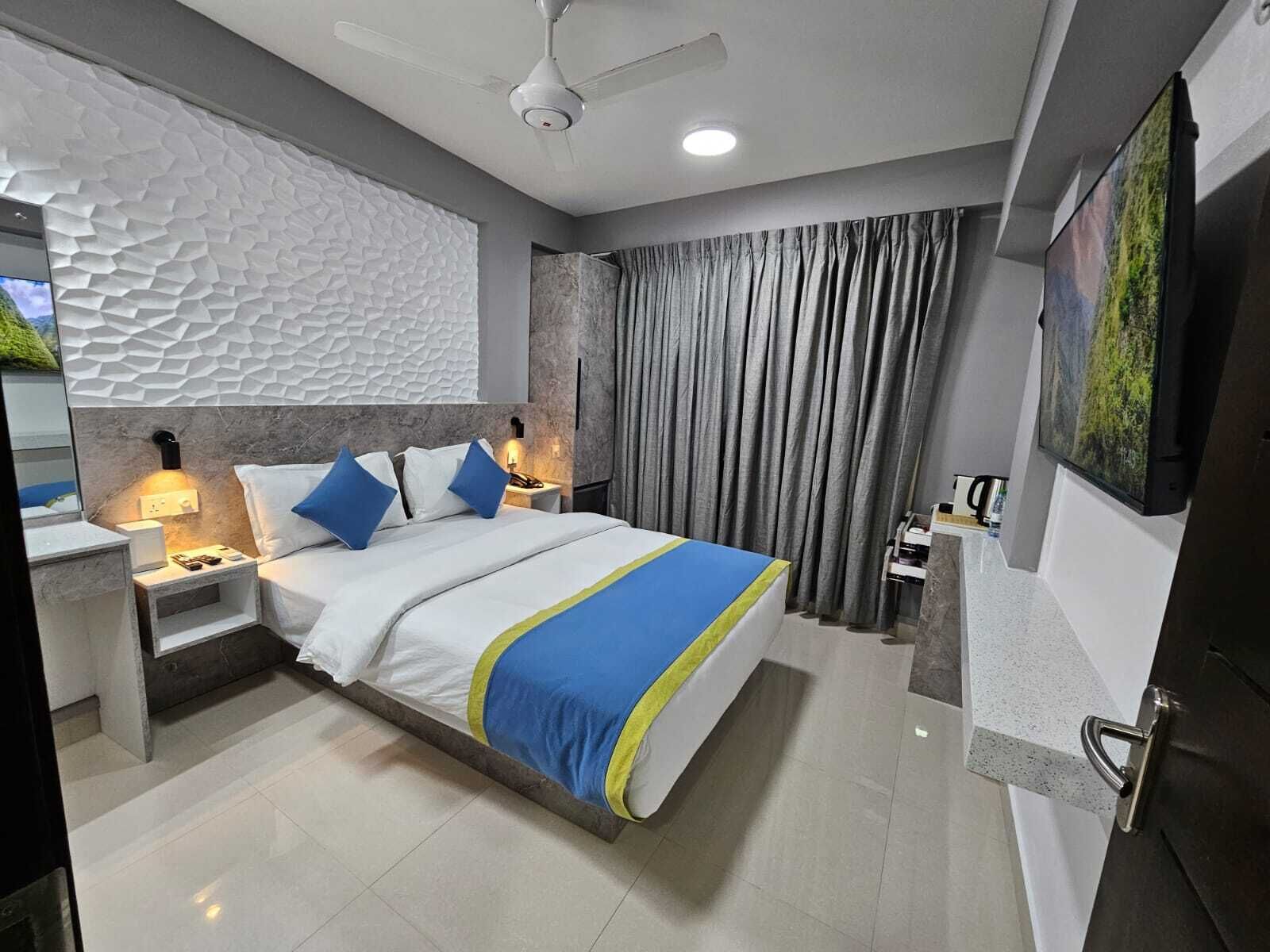 Deluxe Room | 1 bedroom, in-room safe, desk, iron/ironing board