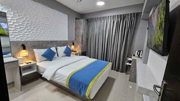 Deluxe Room | 1 bedroom, in-room safe, desk, iron/ironing board