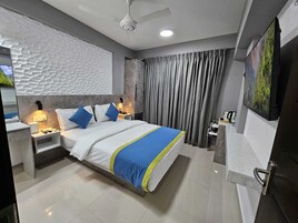 Deluxe Room | 1 bedroom, in-room safe, desk, iron/ironing board