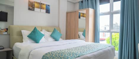 Deluxe Room | 1 bedroom, in-room safe, desk, iron/ironing board