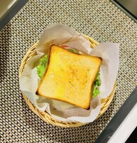 Un sándwich en una cesta de mimbre.