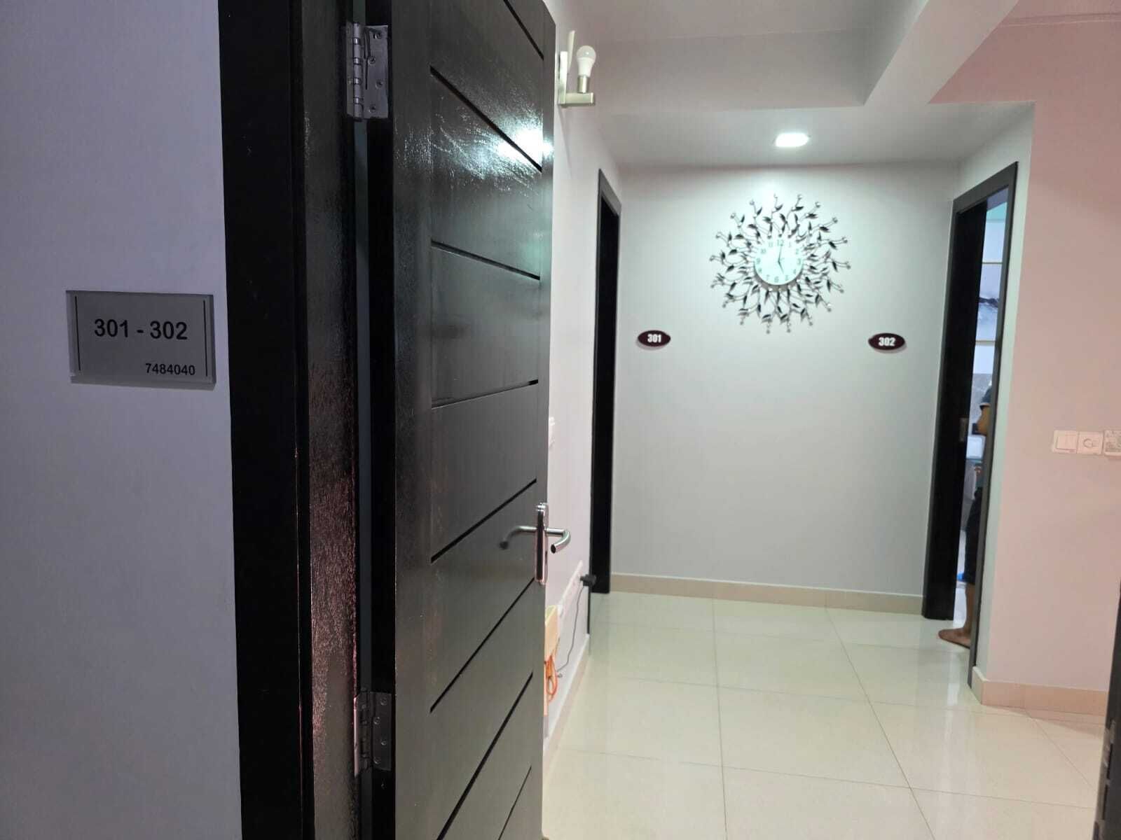 Deluxe Room | Living area | Flat-screen TV