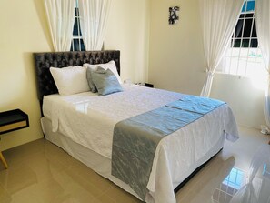 3 bedrooms, iron/ironing board, WiFi, bed sheets