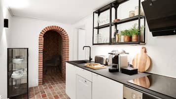 Fridge, oven, stovetop, dishwasher