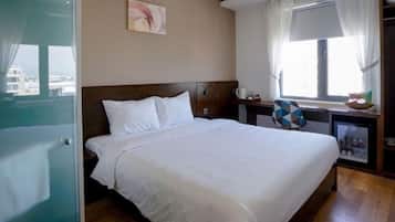 Standard Room, 1 King Bed, City View, Beachside | 1 bedroom, minibar, in-room safe, desk