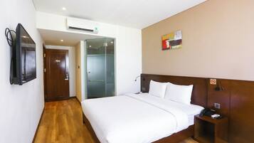 Standard Room, 1 King Bed, City View, Beachside | 1 bedroom, minibar, in-room safe, desk