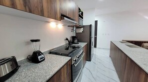 Køleskab, mikrobølgeovn, ovn, kogeplade