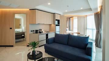 One-Bedroom Suite | In-room safe, desk, laptop workspace, soundproofing