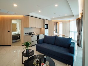 One-Bedroom Suite | 客房內保險箱、書桌、筆電工作空間、隔音