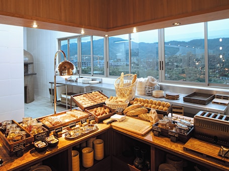 Free daily buffet breakfast