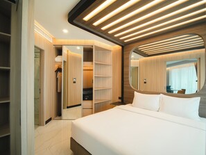 One-Bedroom Suite | Caja de seguridad en la habitación y escritorio 