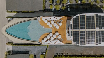 Una piscina al aire libre (de 07:00 a 19:00), sombrillas, tumbonas