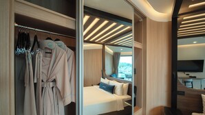 Une chambre d’hôtel moderne équipée d’un lit, d’un coin salon et d’une télévision.