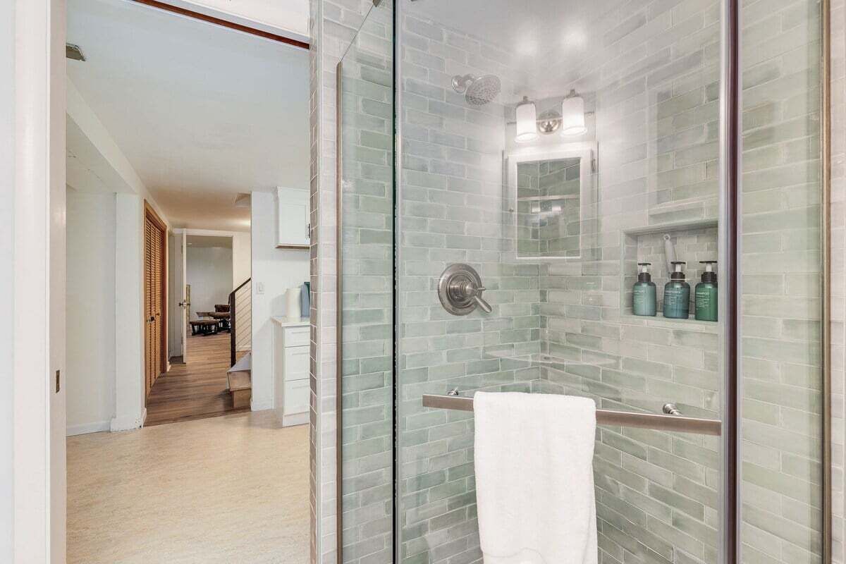 Badewanne, Haartrockner, Handtücher