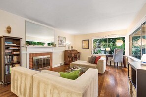 TV connectée, livres, espaces bureaux