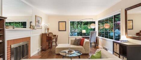 Smart TV, libros y oficina